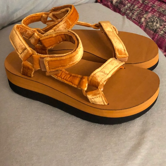 Teva Shoes - Teva Flatform Universal Velvet